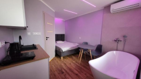 Wrzosowe Wzgórze - Małe Studio z Wanną w Pokoju
